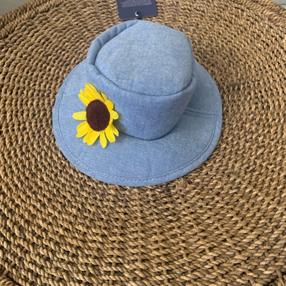 NWT. Cute sunflower hat for dogs! Size M/L